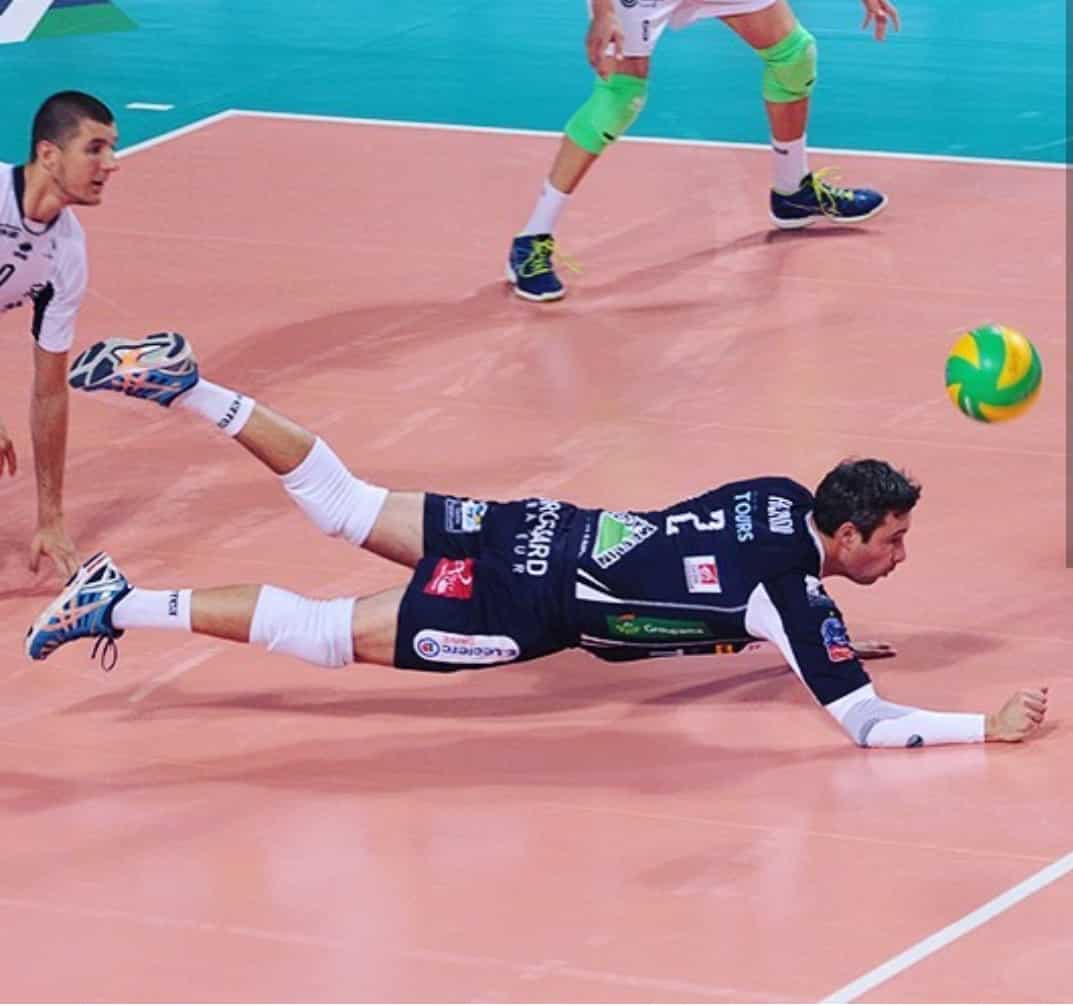 Pourquoi au volley un joueur possède un maillot différent ...